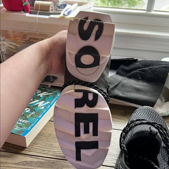 Sorel women’s Black Sneakers - Picture 4 of 4